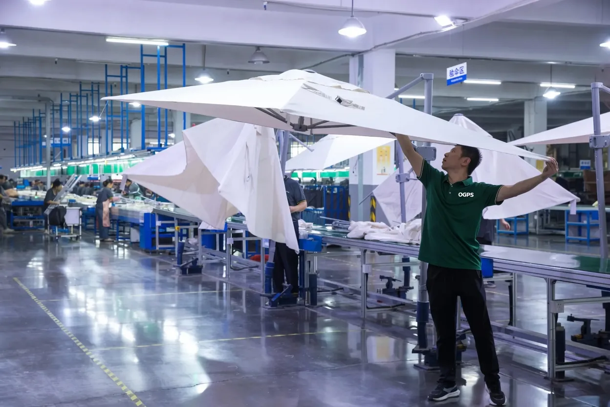 Skilled workers producing outdoor umbrellas in Foshan