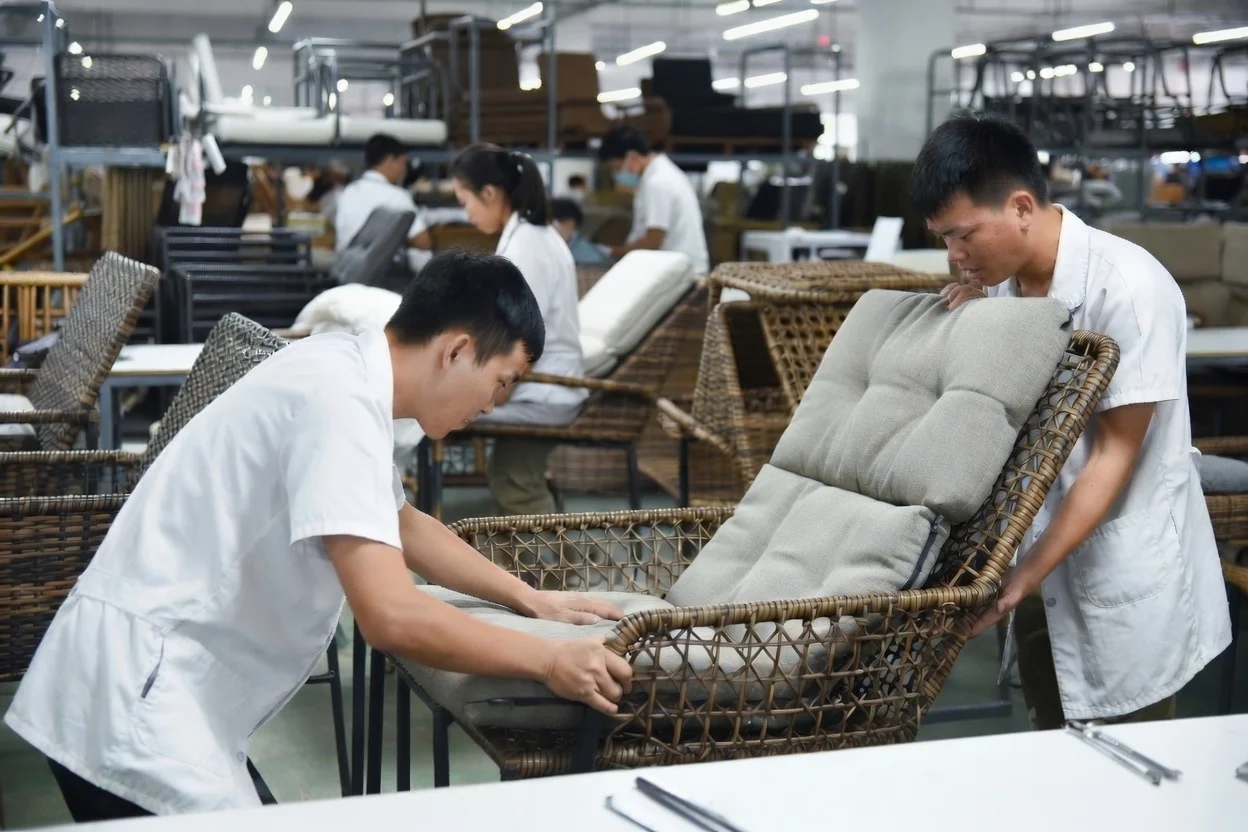 Inspect wicker weaving and sewing workmanship quality