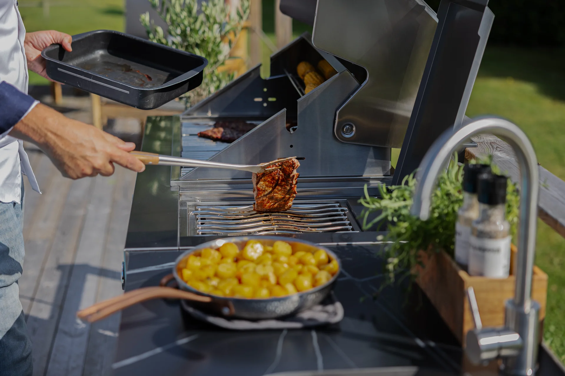 Outdoor Grills & Kitchen Equipment