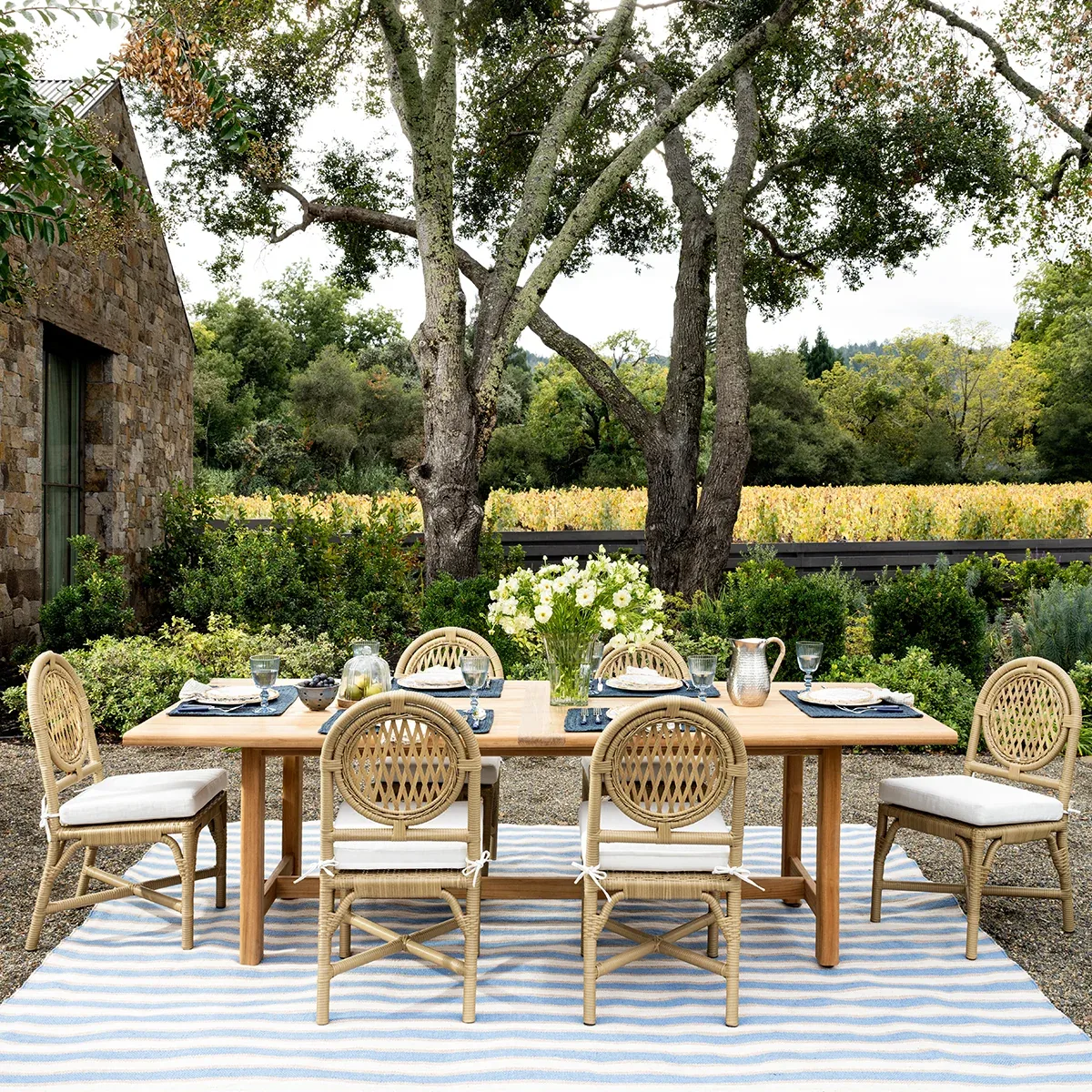 Courtyard dining and bistro zone with table and chairs